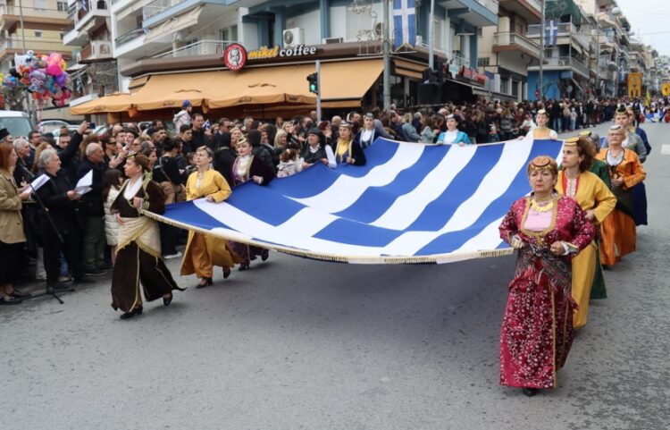 Πόντιες κρατούν την ελληνική σημαία στην παρέλαση στο δήμο Νεάπολης-Συκεών (φωτ.: Δήμος Νεάπολης-Συκεών)