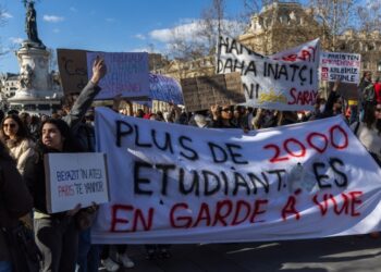 Διαδηλωτές υπέρ της τουρκικής αντιπολίτευσης στο Παρίσι κρατούν πανό που αναγράφει «Περισσότεροι από 2.000 φοιτητές υπό κράτηση» αναφερόμενοι στους συλληφθέντες κατά τις συγκεντρώσεις διαμαρτυρίας για την προφυλάκιση του δημάρχου Κωνσταντινούπολης Εκρέμ Ιμάμογλου (φωτ.: EPA/Christophe Petit Tesson)