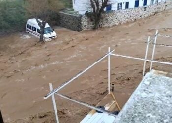 «Χείμαρρος» κατεβαίνει το νερό σε δρόμο της Νάουσας, στην Πάρο (φωτ.: facebook/Ελληνική Ομάδα Διάσωσης Παρ. Κυκλάδων, έδρα: Νάουσα Πάρου)