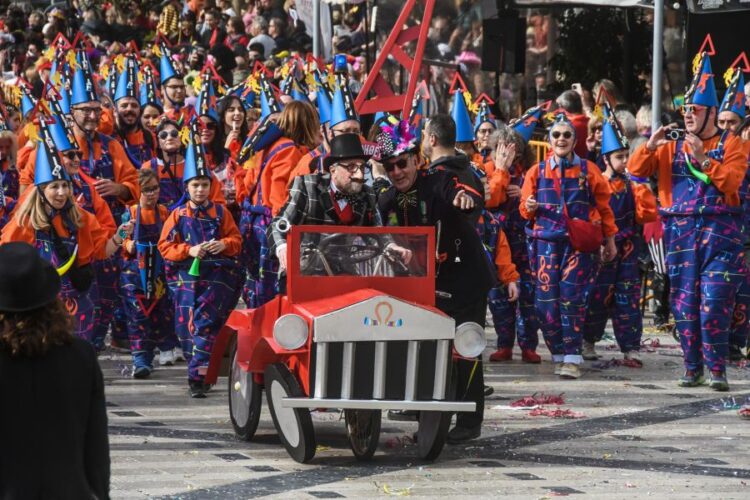 Ένα από τα πολύχρωμα γκρουπ καρναβαλιστών στη μεγάλη παρέλαση του Πατρινού Καρναβαλιού 
(φωτ.: EUROKINISSI)