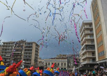 Τι κι αν ο καιρός είναι συννεφιασμένος; Το καρναβάλι θα βρεθεί σήμερα στο αποκορύφωμά του (φωτ.: EUROKINISSI)