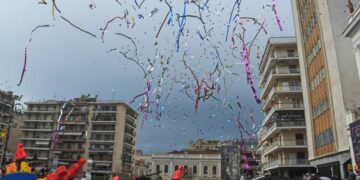 Τι κι αν ο καιρός είναι συννεφιασμένος; Το καρναβάλι θα βρεθεί σήμερα στο αποκορύφωμά του (φωτ.: EUROKINISSI)