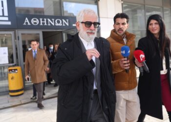 Ο Πέτρος Φιλιππίδης ενώ αποχωρεί από το δικαστήριο (φωτ.: EUROKINISSI/Γιάννης Παναγόπουλος)