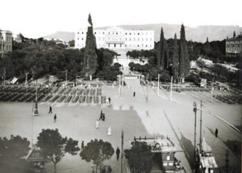 Αθήνα. Η πλατεία Συντάγματος. Φωτογραφικό αντίγραφο από γυάλινη πλάκα του Fred Boissonnas, περ. 1903-1923. Η γυάλινη πλάκα βρίσκεται στο Μουσείο Φωτογραφίας Θεσσαλονίκης (πηγή: nhmuseum.gr)