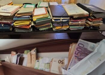 Φάκελοι υποθέσεων και κρυμμένα χρήματα, τα οποία κατασχέθηκαν στο πλαίσιο της υπόθεσης (φωτ.: Υπουργείο Προστασίας του Πολίτη)