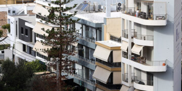 Μπαλκόνια διαμερισμάτων σε πολυκατοικίες στην Αθήνα (φωτ.:  EUROKINISSI / Γιάννης Παναγόπουλος)