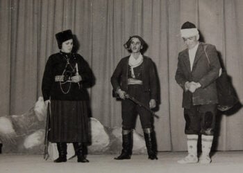 Μέλη της θεατρικής ομάδας του Καλλιτεχνικού Οργανισμού Ποντίων Αθηνών, 1961 (φωτ.: Ξανθίππη Τσιλιγκαρίδου / Αρχείο Επιτροπής Ποντιακών Μελετών)