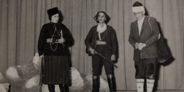 Μέλη της θεατρικής ομάδας του Καλλιτεχνικού Οργανισμού Ποντίων Αθηνών, 1961 (φωτ.: Ξανθίππη Τσιλιγκαρίδου / Αρχείο Επιτροπής Ποντιακών Μελετών)