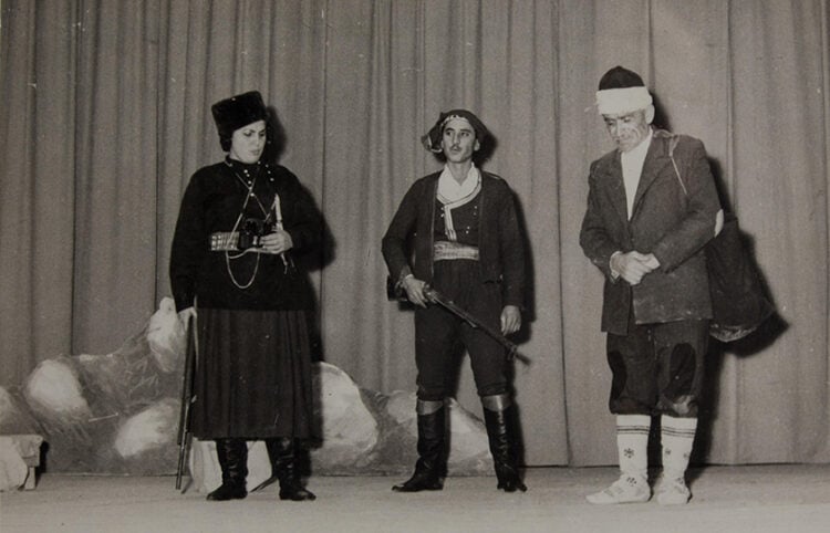 Μέλη της θεατρικής ομάδας του Καλλιτεχνικού Οργανισμού Ποντίων Αθηνών, 1961 (φωτ.: Ξανθίππη Τσιλιγκαρίδου / Αρχείο Επιτροπής Ποντιακών Μελετών)