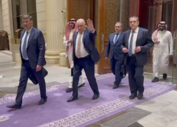 Στιγμιότυπο από βίντεο δείχνει μέλη της ρωσικής αντιπροσωπείας να φεύγουν από το ξενοδοχείο Ριτζ-Κάρλτον του Ριάντ, μετά την ολοκλήρωση των συνομιλιών με τις ΗΠΑ για τον τερματισμό του πολέμου με την Ουκρανία (φωτ.: ΕΡΑ/Υπουργείο Εξωτερικών της Ρωσίας)