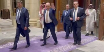 Στιγμιότυπο από βίντεο δείχνει μέλη της ρωσικής αντιπροσωπείας να φεύγουν από το ξενοδοχείο Ριτζ-Κάρλτον του Ριάντ, μετά την ολοκλήρωση των συνομιλιών με τις ΗΠΑ για τον τερματισμό του πολέμου με την Ουκρανία (φωτ.: ΕΡΑ/Υπουργείο Εξωτερικών της Ρωσίας)
