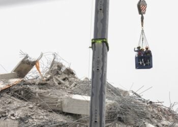 Διασώστες εργάζονται στο κτήριο που κατέρρευσε στη Μπανγκόγκ, όπου τουλάχιστον 17 άνθρωποι έχασαν τη ζωή τους (φωτ.: EPA/Narong Sangnak)