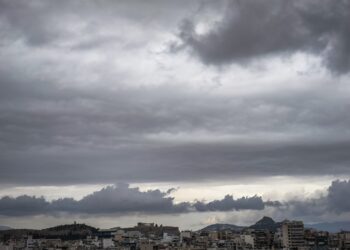 Συννεφιά πάνω από την Αθήνα (φωτ.: EUROKINISSI/Γιώργος Κονταρίνης)