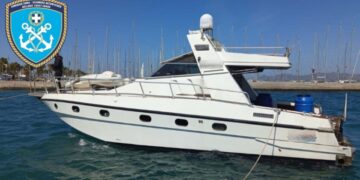 Το σκάφος των διακινητών (φωτ.: Λιμενικό Σώμα)