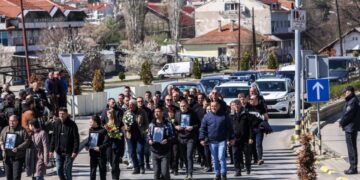 Συγγενείς και φίλοι των θυμάτων στο Κότσανι συνοδεύουν τους νεκρούς στην τελευταία κατοικία τους (φωτ.: EPA/Georgi Licovski)