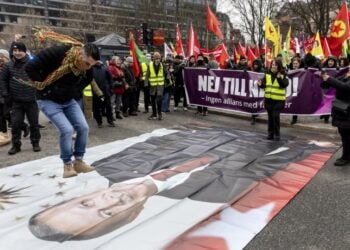 Διαδηλωτής πηδά επάνω σε πανό με τη φωτογραφία του Ρετζέπ Ταγίπ Ερντογάν στη διάρκεια διαμαρτυρίας που είχε οργανώσει τον Ιανουάριο του 2023 η κουρδική κοινότητα της Στοκχόλμης (φωτ.: EPA/Christine Olsson)