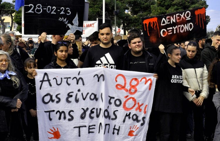 Νέοι και νέες συμμετέχουν στο συλλαλητήριο για τα Τέμπη, στην Κόρινθο (φωτ.: ΑΠΕ- ΜΠΕ / Βασίλης Ψωμάς)