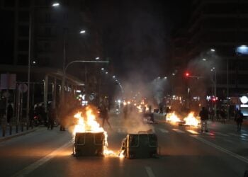 Κουκουλοφόροι έβαλαν φωτιές σε κάδους στο κέντρο της Θεσσαλονίκης (φωτ.: EUROKINISSI/Ραφαήλ Γεωργιάδης)