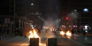 Κουκουλοφόροι έβαλαν φωτιές σε κάδους στο κέντρο της Θεσσαλονίκης (φωτ.: EUROKINISSI/Ραφαήλ Γεωργιάδης)