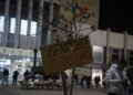 Πλακάτ έξω από τον Νέο Σιδηροδρομικό Σταθμό Θεσσαλονίκης (φωτ.: EUROKINISSI)