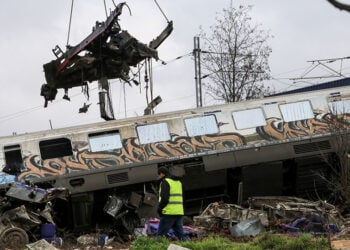Συντρίμμια από την αμαξοστοιχία του Intercity (φωτ.: EUROKINISSI / Λεωνίδας Τζέκας)