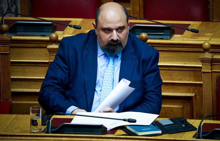 Ο Χρήστος Τριαντόπουλος στα κυβερνητικά έδρανα (φωτ.: Facebook / Γιώργος Κονταρίνης)