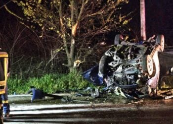 Πυροσβέστες στο σημείο του αυτοκινητιστικού δυστυχήματος στο Λαγκαδά (φωτ.: livelagadas.gr)
