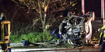 Πυροσβέστες στο σημείο του αυτοκινητιστικού δυστυχήματος στο Λαγκαδά (φωτ.: livelagadas.gr)