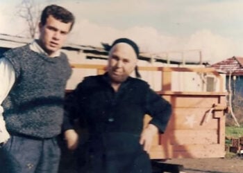 Ο Κοσμάς Τσίναλης με τη γιαγιά του στην αυλή του πατρικού του στην Άψαλο (φωτ.: Αρχείο Κ. Τσίναλη)