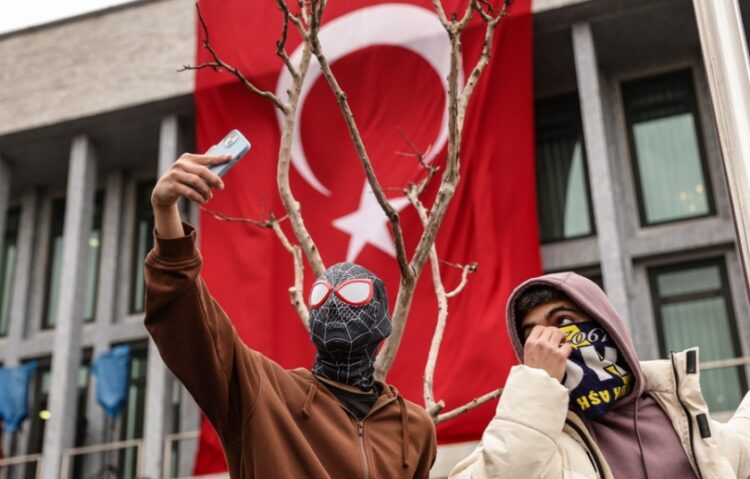 Υποστηρικτές του Εκρέμ Ιμάμογλου βγάζουν φωτογραφία μπροστά από το δημαρχιακό μέγαρο της Κωνσταντινούπολης, στη διάρκεια συγκέντρωσης διαμαρτυρίας για τη σύλληψή του (φωτ.: EPA/Erdem Sahin)