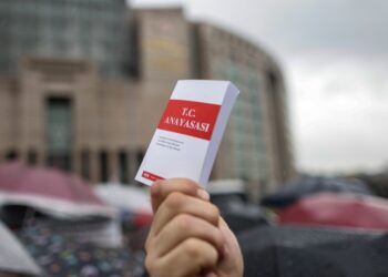 Άνδρας κρατά βιβλίο με το τουρκικό σύνταγμα στη διάρκεια διαμαρτυρίας για το Ανώτατο Δικαστήριο της χώρας έξω από το Δικαστικό Μέγαρο της Κωνσταντινούπολης (φωτ.: EPA/Erdem Sahin)