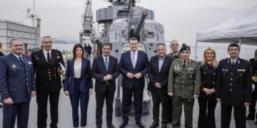 Αναμνηστική φωτογραφία στο κατάστρωμα του «Βέλους» (φωτ.: Χ/Apostolos Tzitzikostas)