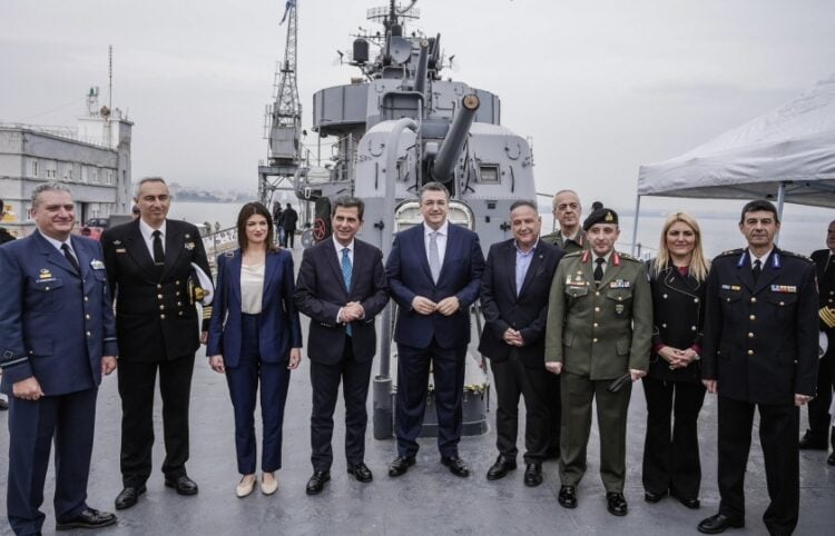 Αναμνηστική φωτογραφία στο κατάστρωμα του «Βέλους» (φωτ.: Χ/Apostolos Tzitzikostas)