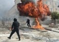 Κουκουλοφόροι βάζουν φωτιά στο προαύλιο της Βουλής μετά τη συγκέντρωση για τη σιδηροδρομική τραγωδία των Τεμπών (φωτ.: EUROKINISSI/Μιχάλης Καραγιάννης)