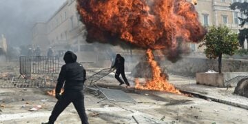 Κουκουλοφόροι βάζουν φωτιά στο προαύλιο της Βουλής μετά τη συγκέντρωση για τη σιδηροδρομική τραγωδία των Τεμπών (φωτ.: EUROKINISSI/Μιχάλης Καραγιάννης)