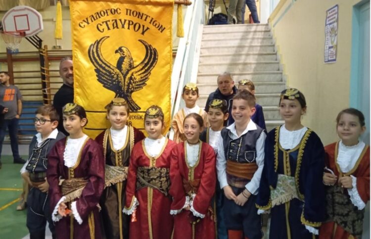 Οι μικροί Πόντιοι του Σταυρού ποζάρουν χαμογελαστοί (φωτ.: facebook/Ξενιτέας ποντίων Σταυρού  και φίλων)