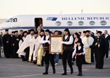 Πόντιοι ντυμένοι με τις παραδοσιακές φορεσιές κρατώντας την εικόνα της Ανάστασης συνοδεύουν το Άγιο Φως που έφτασε στο αεροδρόμιο «Ελ. Βενιζέλος» (φωτ.: Eurokinissi/Μιχάλης Καραγιάννης)