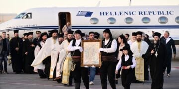 Πόντιοι ντυμένοι με τις παραδοσιακές φορεσιές κρατώντας την εικόνα της Ανάστασης συνοδεύουν το Άγιο Φως που έφτασε στο αεροδρόμιο «Ελ. Βενιζέλος» (φωτ.: Eurokinissi/Μιχάλης Καραγιάννης)