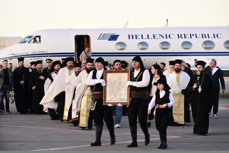 Πόντιοι ντυμένοι με τις παραδοσιακές φορεσιές κρατώντας την εικόνα της Ανάστασης συνοδεύουν το Άγιο Φως που έφτασε στο αεροδρόμιο «Ελ. Βενιζέλος» (φωτ.: Eurokinissi/Μιχάλης Καραγιάννης)