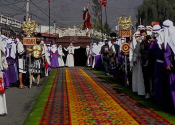 Ένα από τα «χαλιά» που στολίζουν τη Μεγάλη Εβδομάδα την πόλη Αντίγκουα της Γουατεμάλας (φωτ.: EPA / Esteban Biba)