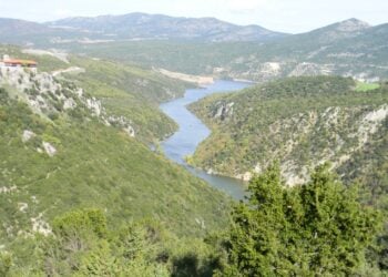 Σε μια βραχονησίδα πάνω από τα νερά του Αλιάκμονα το ασκηταριό του Αγίου Νικάνορα και η Μονή της Ζάβορδας (φωτ.: ΑΠΕ-ΜΠΕ)