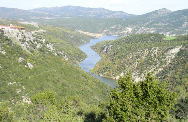 Σε μια βραχονησίδα πάνω από τα νερά του Αλιάκμονα το ασκηταριό του Αγίου Νικάνορα και η Μονή της Ζάβορδας (φωτ.: ΑΠΕ-ΜΠΕ)