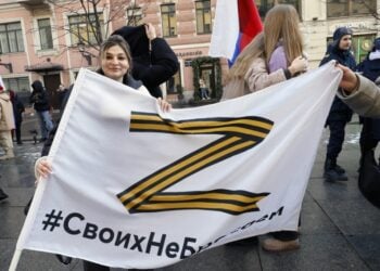 Ρώσοι στην Αγία Πετρούπολη γιορτάζουν την επέτειο προσάρτησης της Κριμαίας (φωτ. αρχείου: EPA/Anatoly Maltsev)