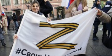 Ρώσοι στην Αγία Πετρούπολη γιορτάζουν την επέτειο προσάρτησης της Κριμαίας (φωτ. αρχείου: EPA/Anatoly Maltsev)