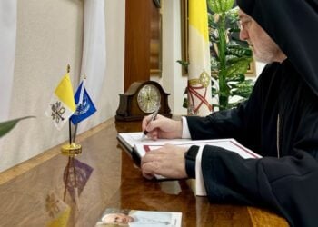 O Αρχιεπίσκοπος Ελπιδοφόρος Αμερικής υπογράφει το επίσημο συλλυπητήριο βιβλίο για τον πάπα Φραγκίσκο στη Μόνιμη Αποστολή Παρατηρητών της Αγίας Έδρας στα Ηνωμένα Έθνη (φωτ.: facebook.com/ArchbishopElpidophoros)