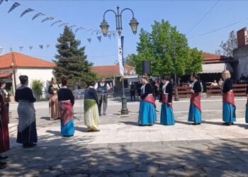 Η στιγμή της αναγνώρισης από τον χοροδιδάσκαλο Παύλο Τσιλογλανίδη στην Αλεξία Ιωαννίδου  (φωτ.: pontosnews.gr)