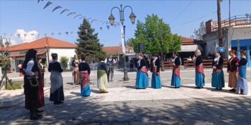 Η στιγμή της αναγνώρισης από τον χοροδιδάσκαλο Παύλο Τσιλογλανίδη στην Αλεξία Ιωαννίδου  (φωτ.: pontosnews.gr)