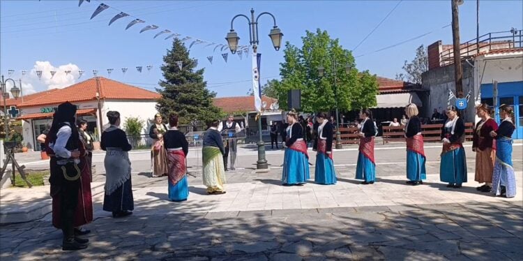 Η στιγμή της αναγνώρισης από τον χοροδιδάσκαλο Παύλο Τσιλογλανίδη στην Αλεξία Ιωαννίδου  (φωτ.: pontosnews.gr)