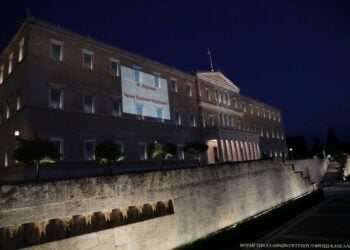 Η Βουλή κατά τη φωταγώγηση για την Ημέρα Μνήμης της Γενοκτονίας του Θρακικού Ελληνισμού (φωτ.: hellenicparliament.gr)