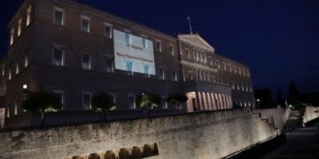 Η Βουλή κατά τη φωταγώγηση για την Ημέρα Μνήμης της Γενοκτονίας του Θρακικού Ελληνισμού (φωτ.: hellenicparliament.gr)